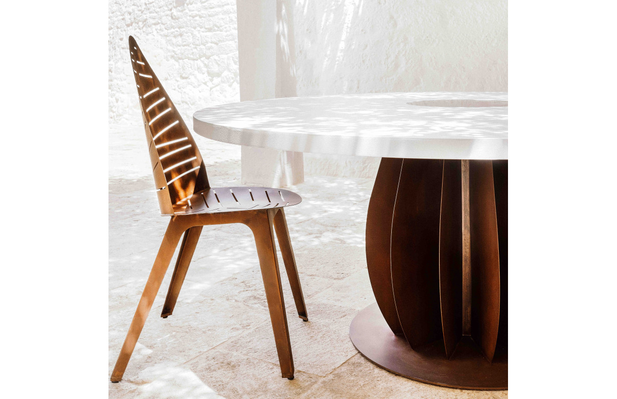 Table de jardin ronde en corten bruni et plateau en acier laqué et verre trempé IRIDE - TrackDesign par Alessandra Savio Table de jardin ronde en corten bruni et plateau en acier laqué et verre trempé IRIDE - TrackDesign par Alessandra Savio