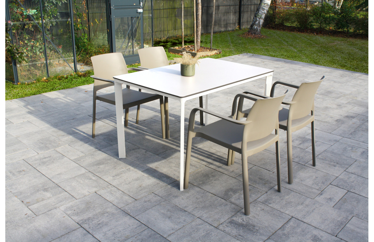 Ensemble table et fauteuils de jardin empilables 4 personnes Ezpeleta Meet-Dock Ensemble table et fauteuils de jardin empilables 4 personnes Ezpeleta Meet-Dock