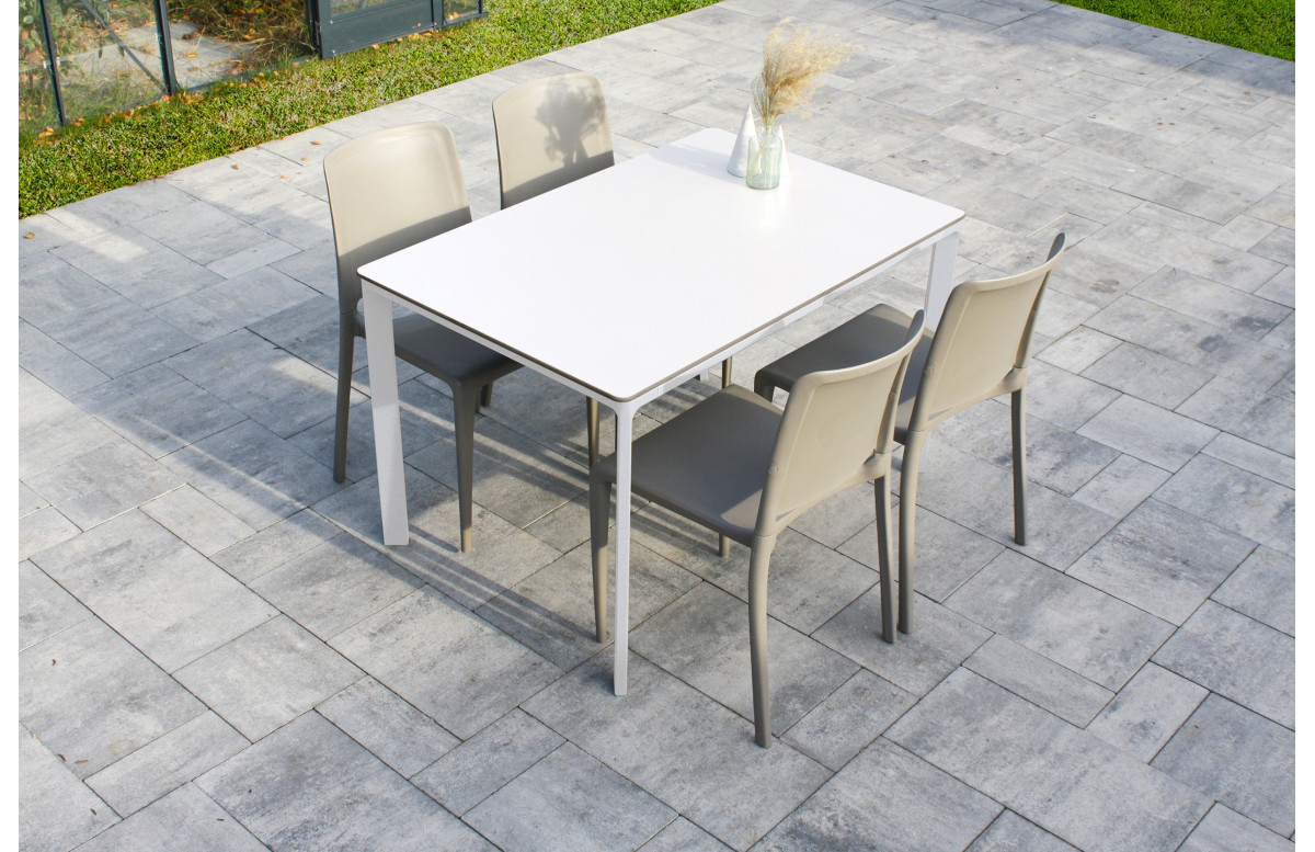 Ensemble table et chaises de jardin empilables 4 personnes Ezpeleta Meet-Hall Ensemble table et chaises de jardin empilables 4 personnes Ezpeleta Meet-Hall