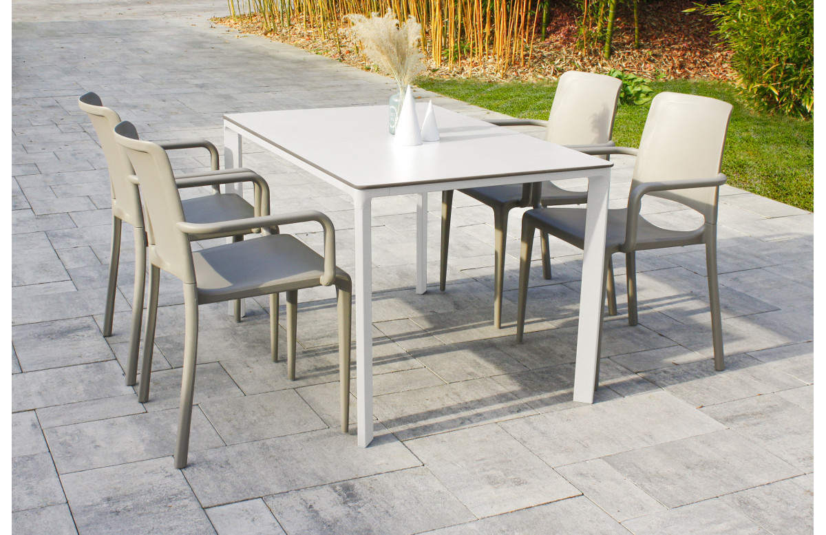 Ensemble table et fauteuils de jardin empilables 4 personnes Ezpeleta Meet-Hall Ensemble table et fauteuils de jardin empilables 4 personnes Ezpeleta Meet-Hall