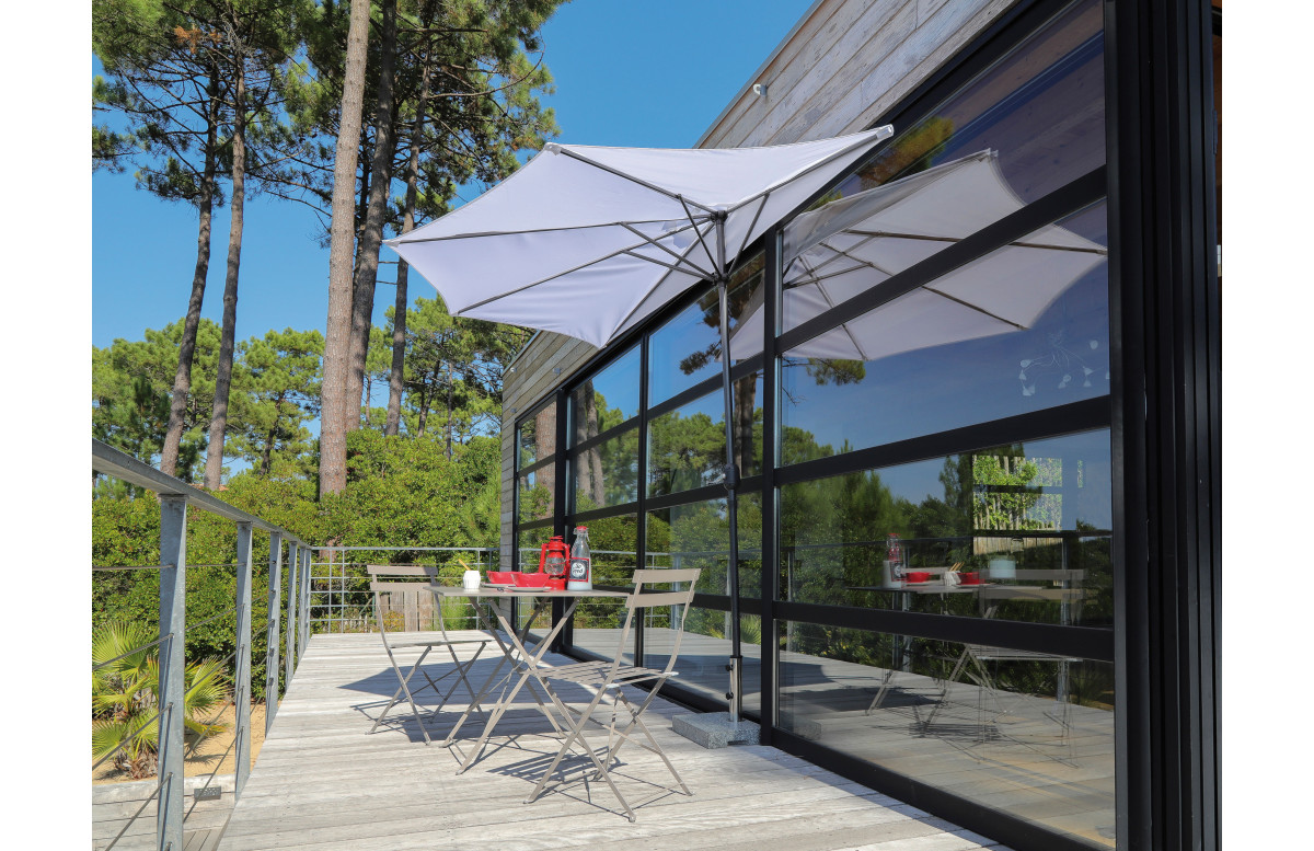 Parasol demi-rond déperlant en aluminium et polyester - Alizé Parasol demi-rond déperlant en aluminium et polyester - Alizé