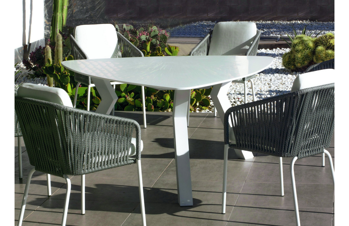 Table triangulaire salon de jardin 6 personnes en aluminium et Krion - Everest - blanche - Hevea Table triangulaire salon de jardin 6 personnes en aluminium et Krion - Everest - blanche - Hevea