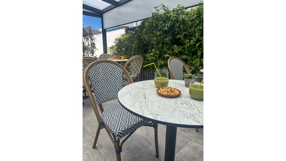 Table ronde de jardin BISTRO (diam. 60 cm) en acier noir et plateau HPL effet marbre - BLANC