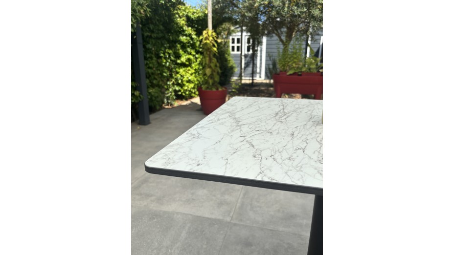 Table carrée de jardin BISTRO (70x70 cm) en acier noir et plateau HPL effet marbre - BLANC