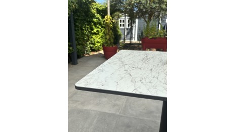Table carrée de jardin BISTRO (70x70 cm) en acier noir et plateau HPL effet marbre - BLANC