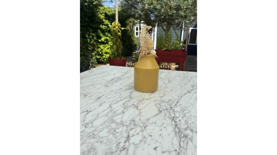 Table carrée de jardin BISTRO (70x70 cm) en acier noir et plateau HPL effet marbre - BLANC