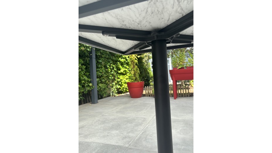 Table carrée de jardin BISTRO (70x70 cm) en acier noir et plateau HPL effet marbre - BLANC