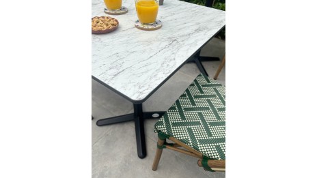 Table carrée de jardin BISTRO (70x70 cm) en acier noir et plateau HPL effet marbre - BLANC