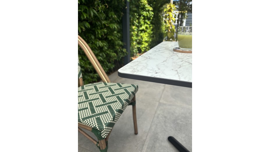Table carrée de jardin BISTRO (70x70 cm) en acier noir et plateau HPL effet marbre - BLANC