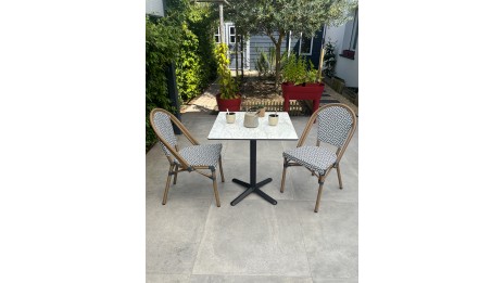 Lot composé d'une table de jardin BISTRO-TB70-HPL-MB et de 2 fauteuils BISTRO-FT-TEX-BLEU empilables