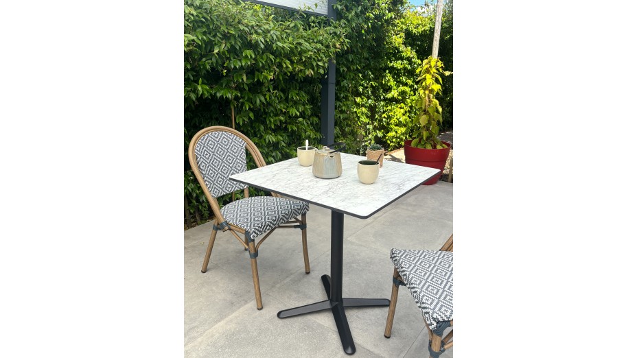 Lot composé d'une table de jardin BISTRO-TB70-HPL-MB et de 2 fauteuils BISTRO-FT-TEX-BLEU empilables