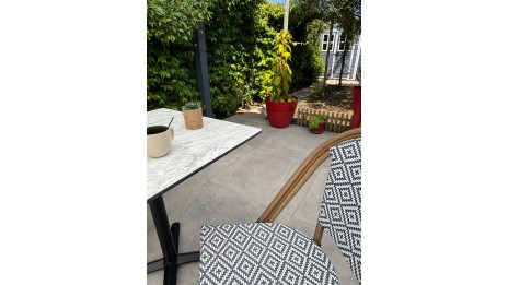Lot composé d'une table de jardin BISTRO-TB70-HPL-MB et de 2 fauteuils BISTRO-FT-TEX-BLEU empilables
