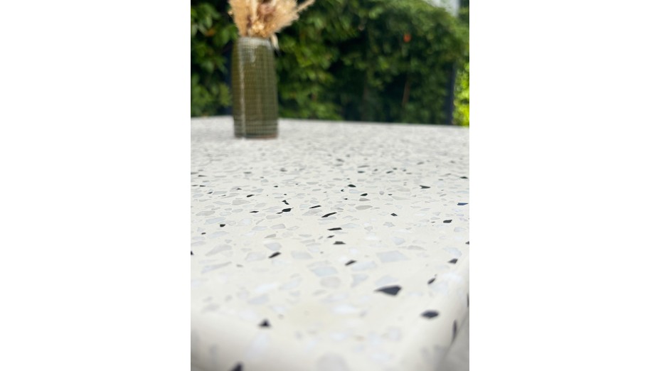 Table carrée de jardin BISTRO (70x70 cm) en acier noir et plateau terrazzo - BLANC