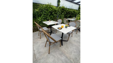 Table carrée de jardin BISTRO (70x70 cm) en acier noir et plateau terrazzo - BLANC
