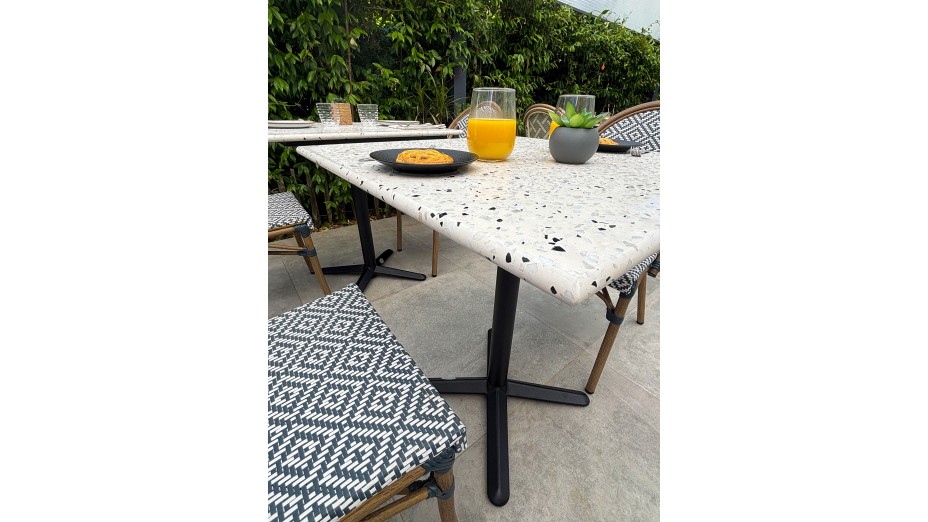 Table carrée de jardin BISTRO (70x70 cm) en acier noir et plateau terrazzo - BLANC